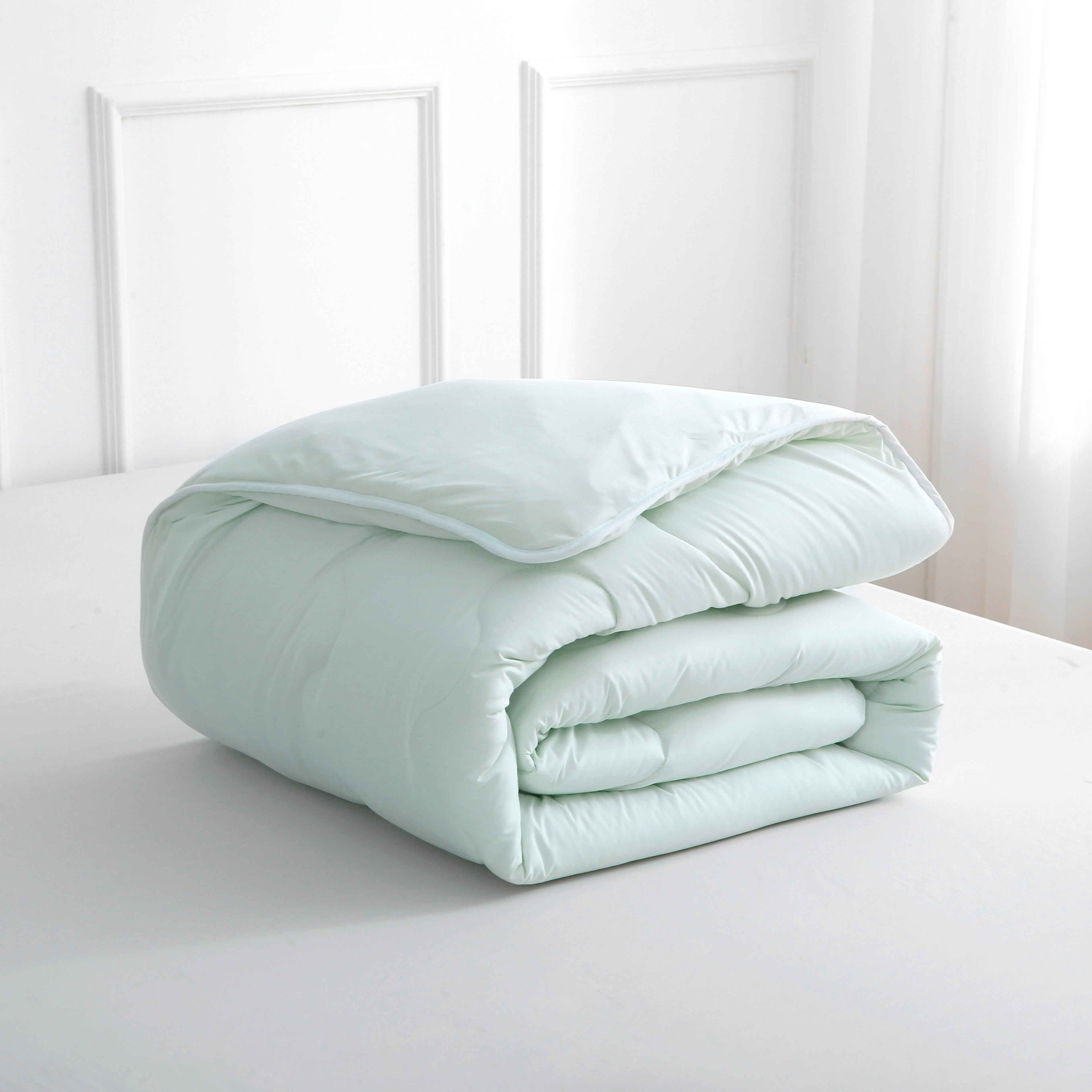 Lichtgroen verkoelend dekbed zonder overtrek, opgevouwen en klaar voor gebruik