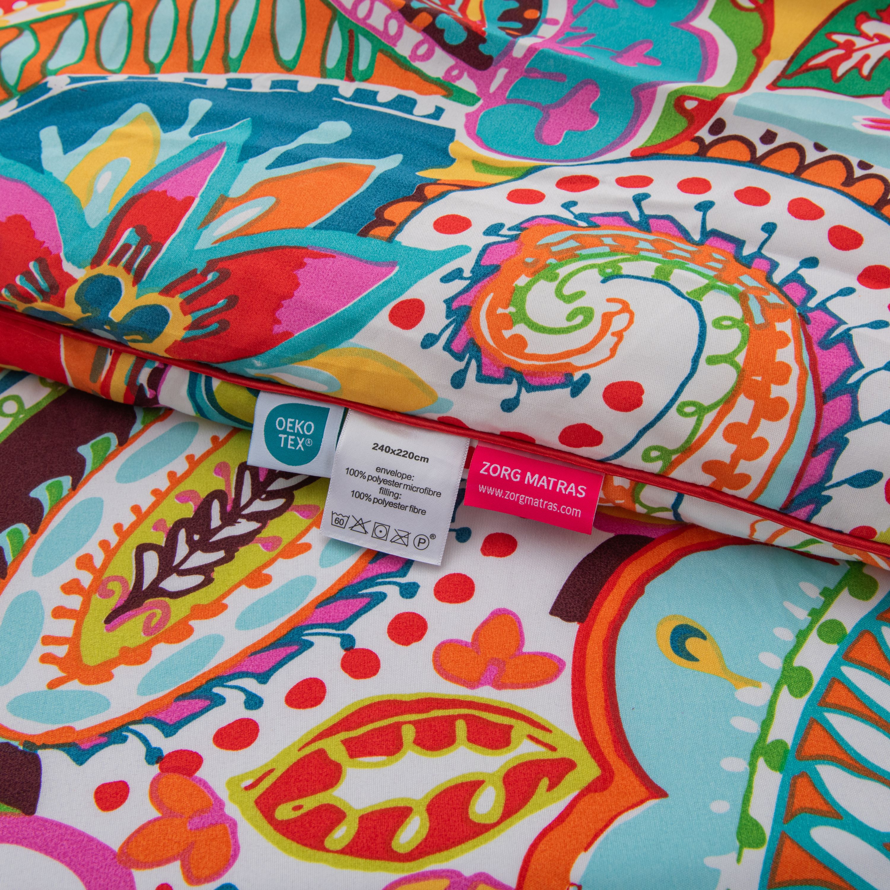 Close-up van het Happy zomerdekbed zonder hoes met het Zorgmatras- en OEKO-TEX-label.