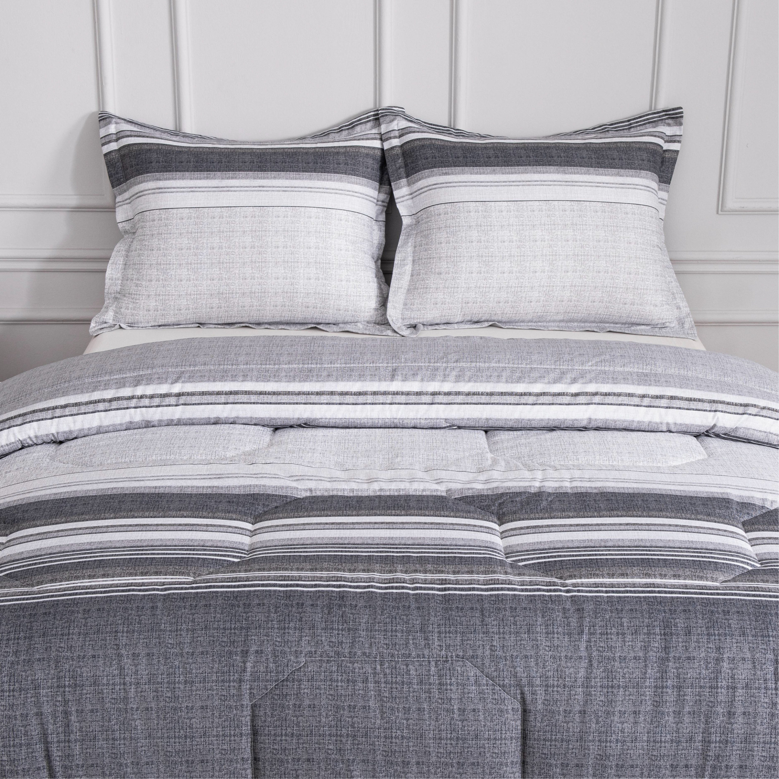 Close-up van het Velvet dekbed en bijpassende kussens in gestreept grijs dessin