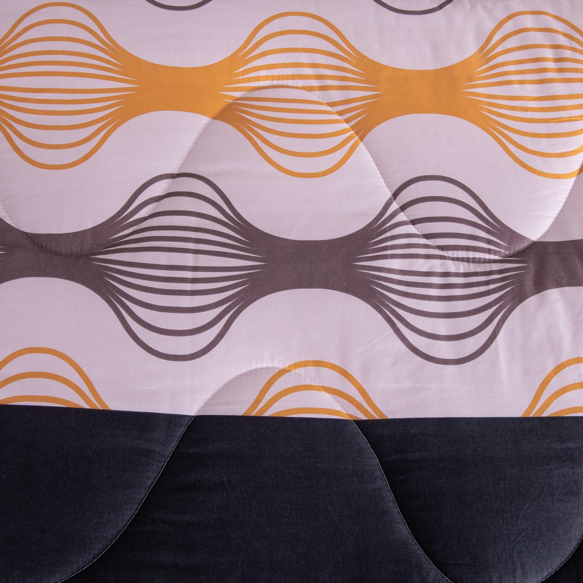 Bovenaanzicht van het patroon van het emma dekbed met de goudgele, bruine en zwarte patronen