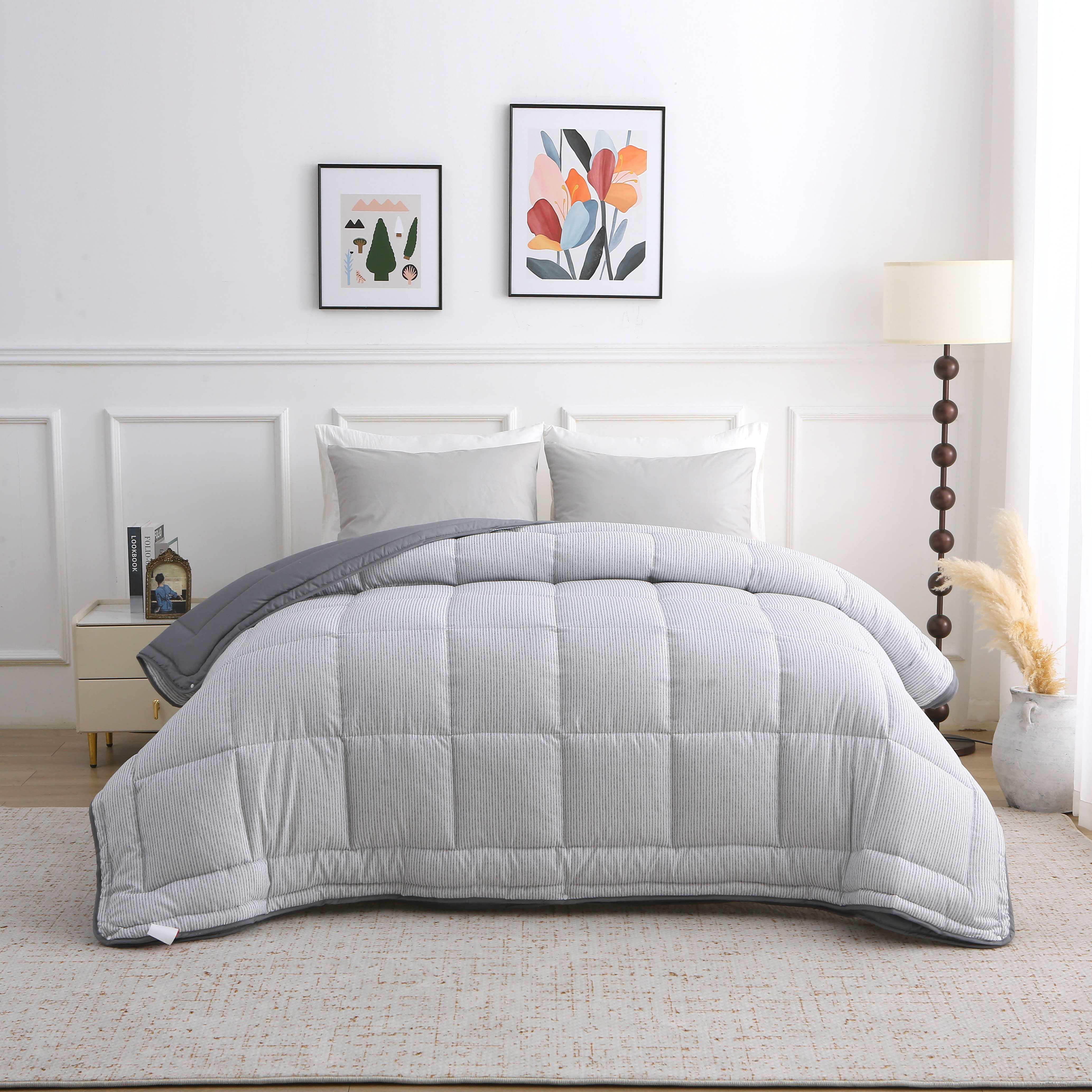4-seizoenen dekbed met vaste hoes in grijs gestreept dessin, netjes opgemaakt op een tweepersoonsbed