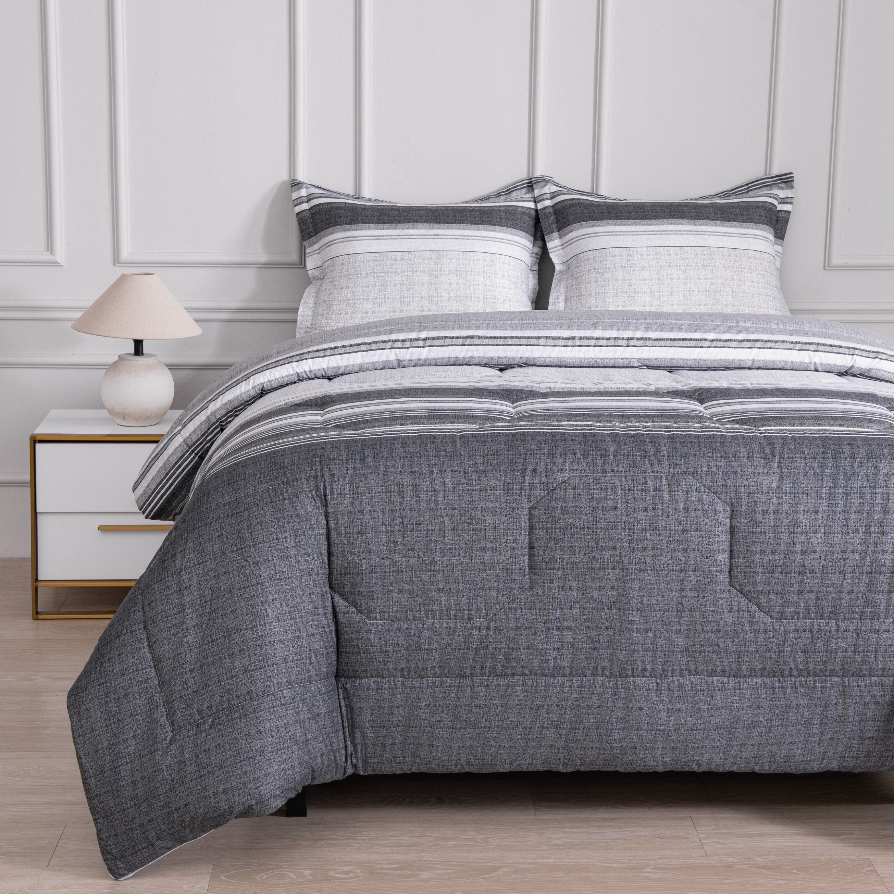 Gestreept Velvet dekbed gefotografeerd schuin van voren met lichtinval