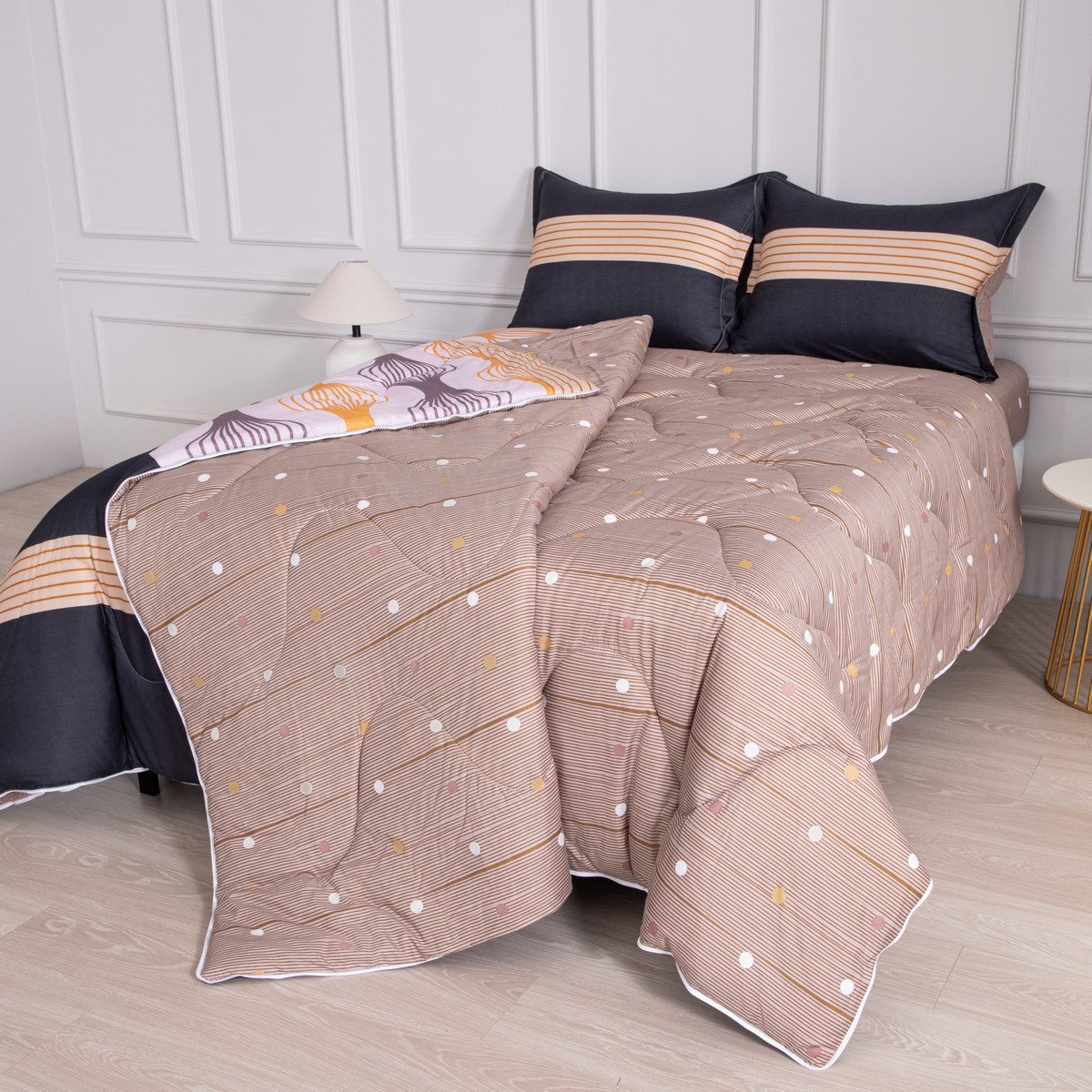 Emma 4-seizoenen dekbed  waarbij de twee delen gedeeltelijk van elkaar zijn los geritst