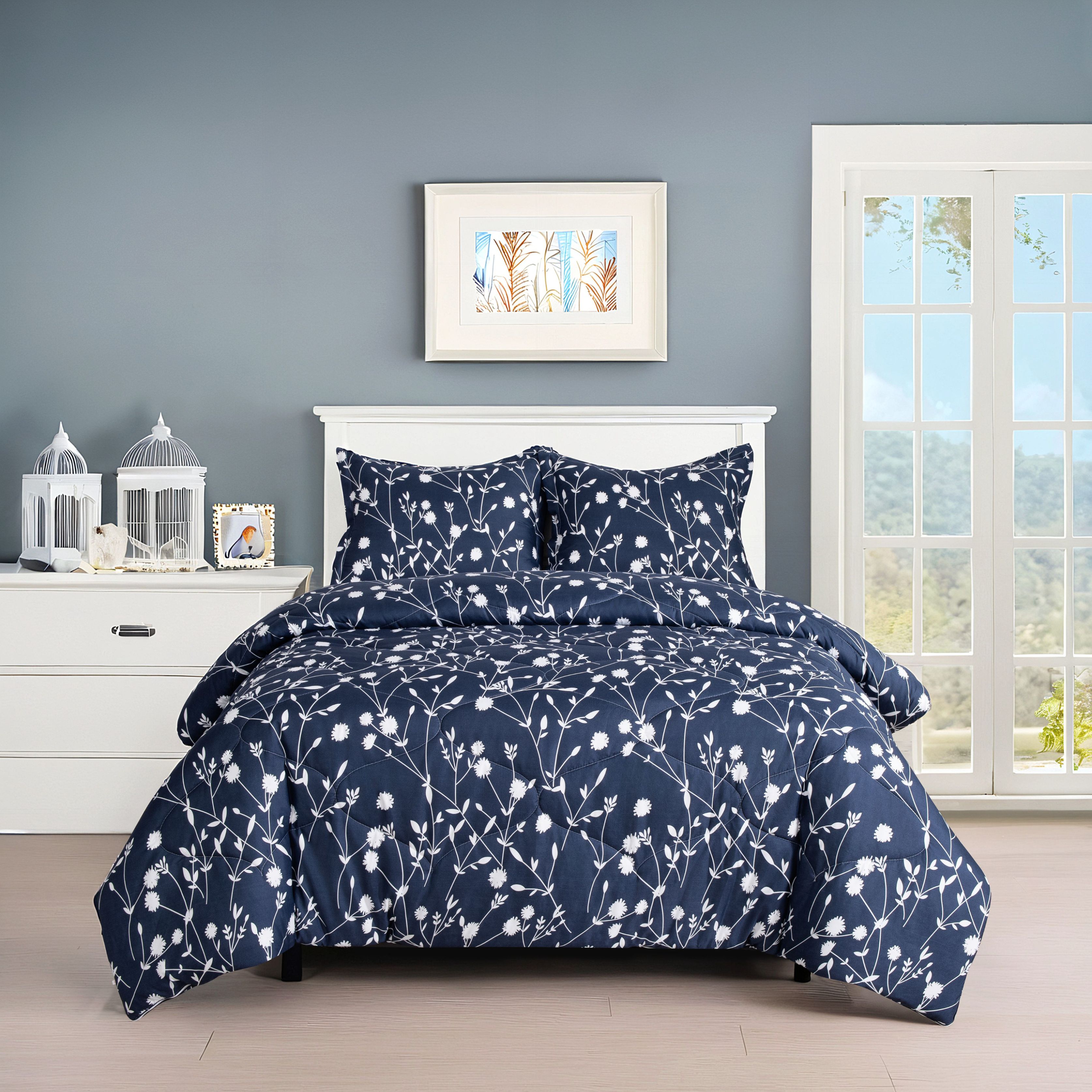 Dekbed Mila zonder overtrek opgemaakt op bed met blauwe bloemendessin