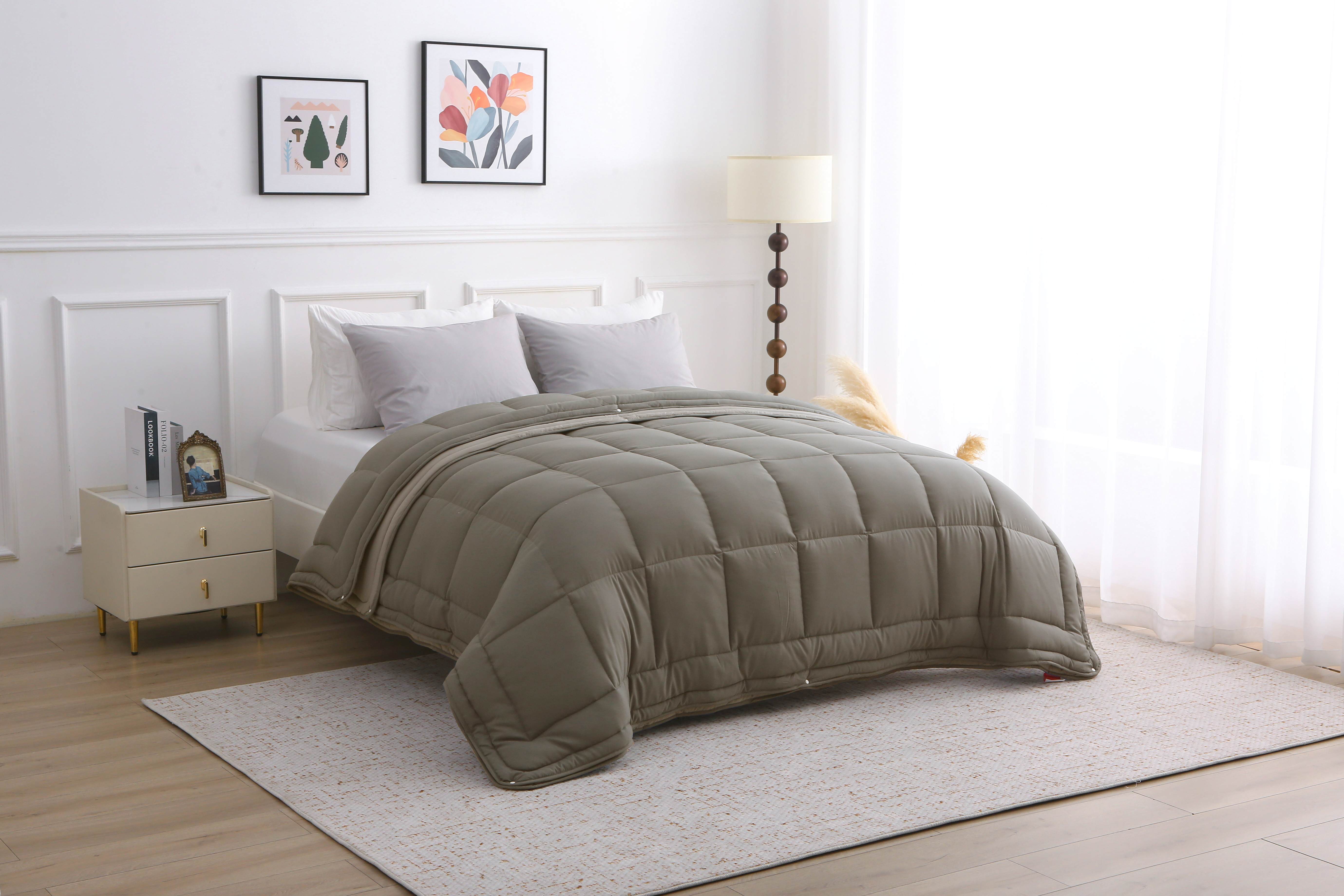 Bovenaanzicht van stijlvol 4-seizoenen dekbed zonder overtrek in taupe kleur op opgemaakt bed