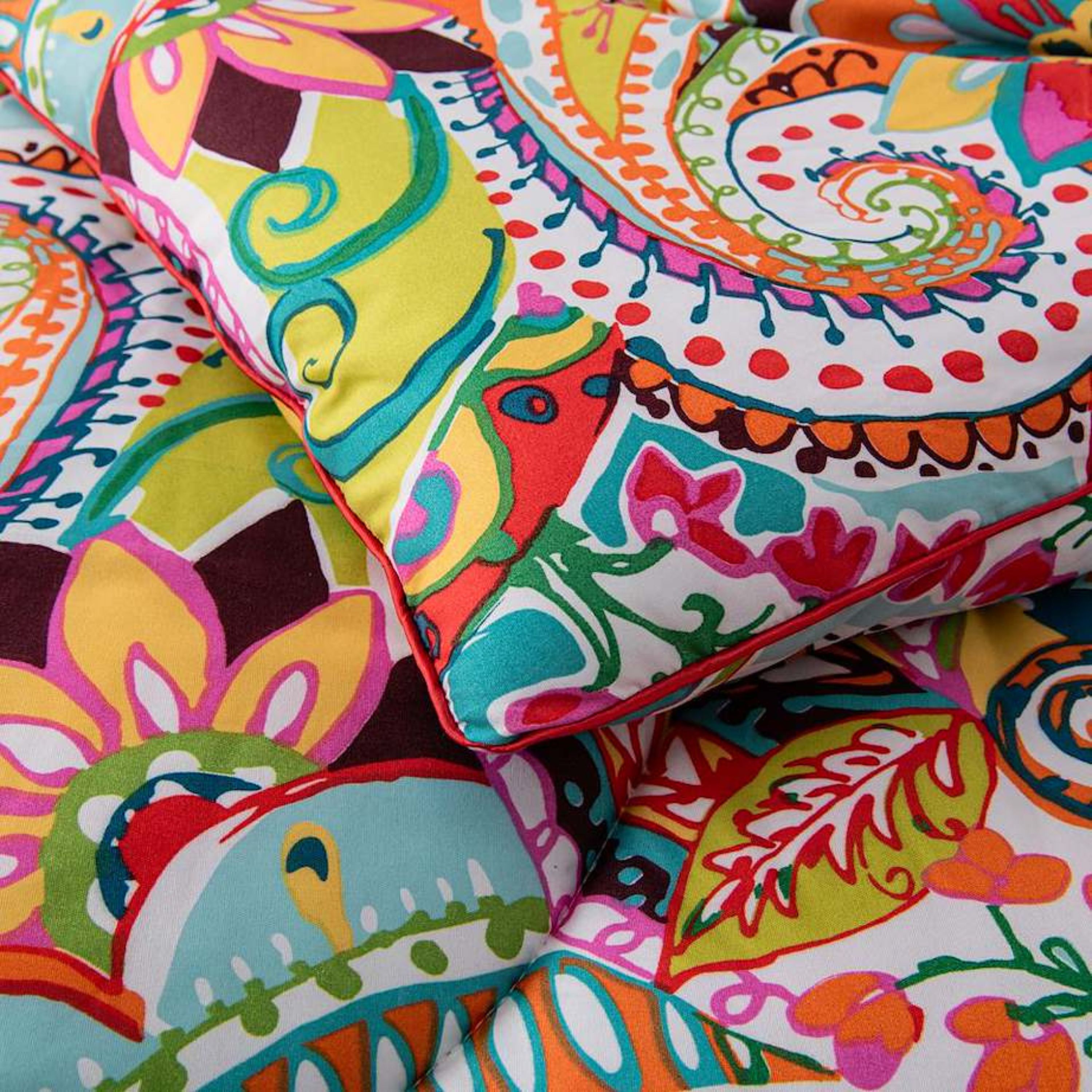 Close-up van het Happy zomerdekbed zonder hoes met kleurrijke print en een omgeslagen hoek die beide zijden van het dekbed toont.