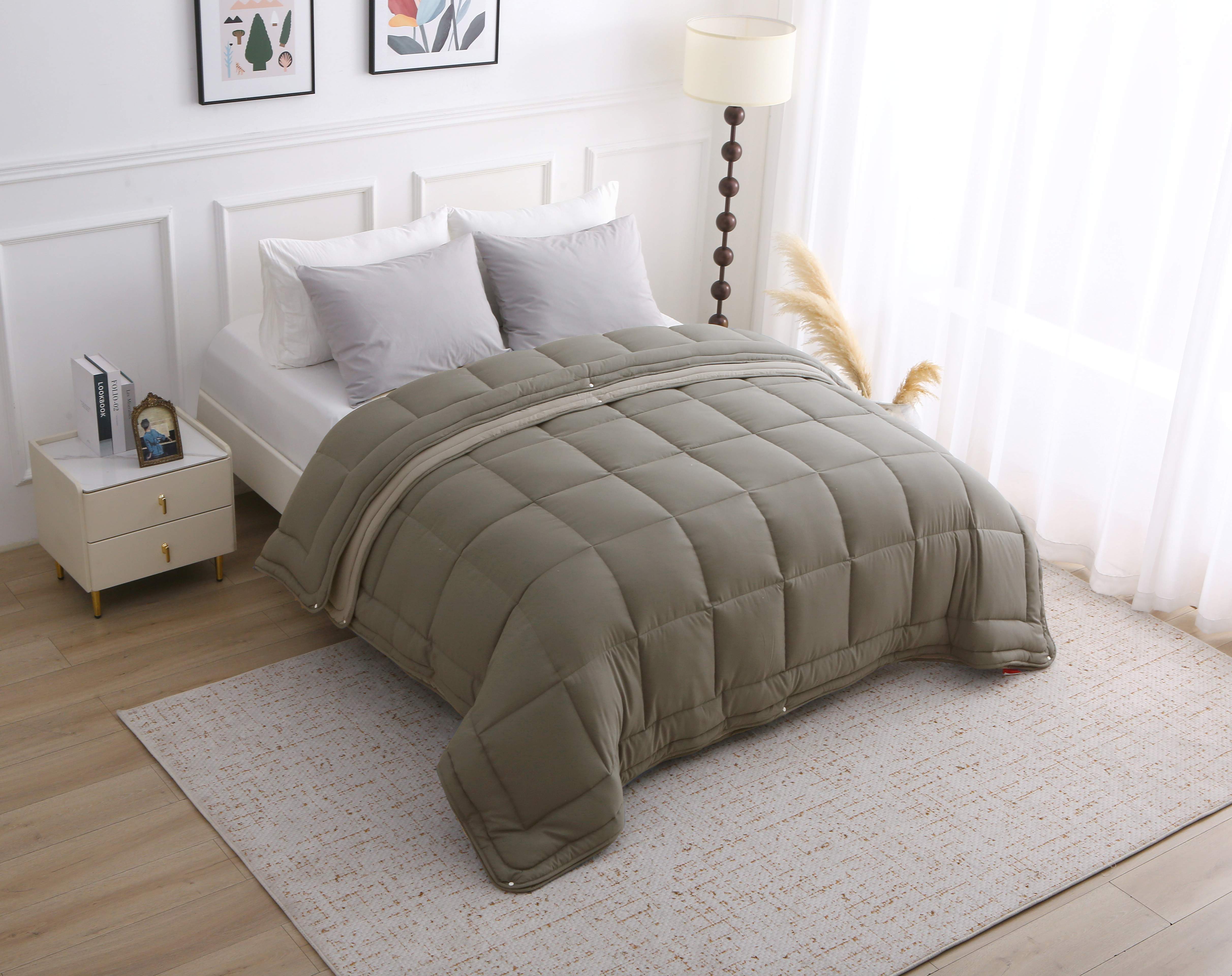 Zijaanzicht van comfortabel 4-seizoenen dekbed in taupe met vaste hoes in lichte slaapkamer