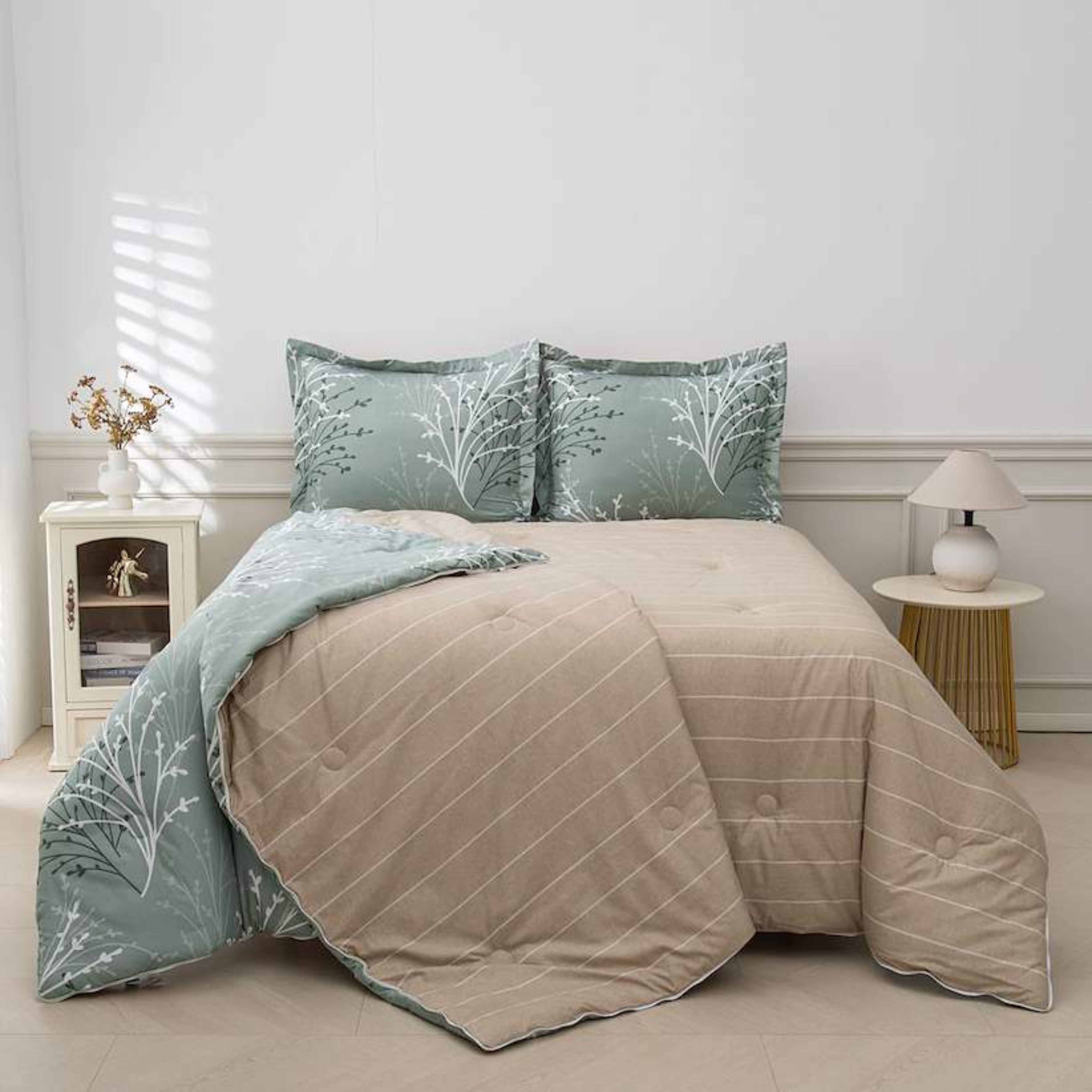 Elva dekbed zonder overtrek in een lichte slaapkamer met beige accenten.