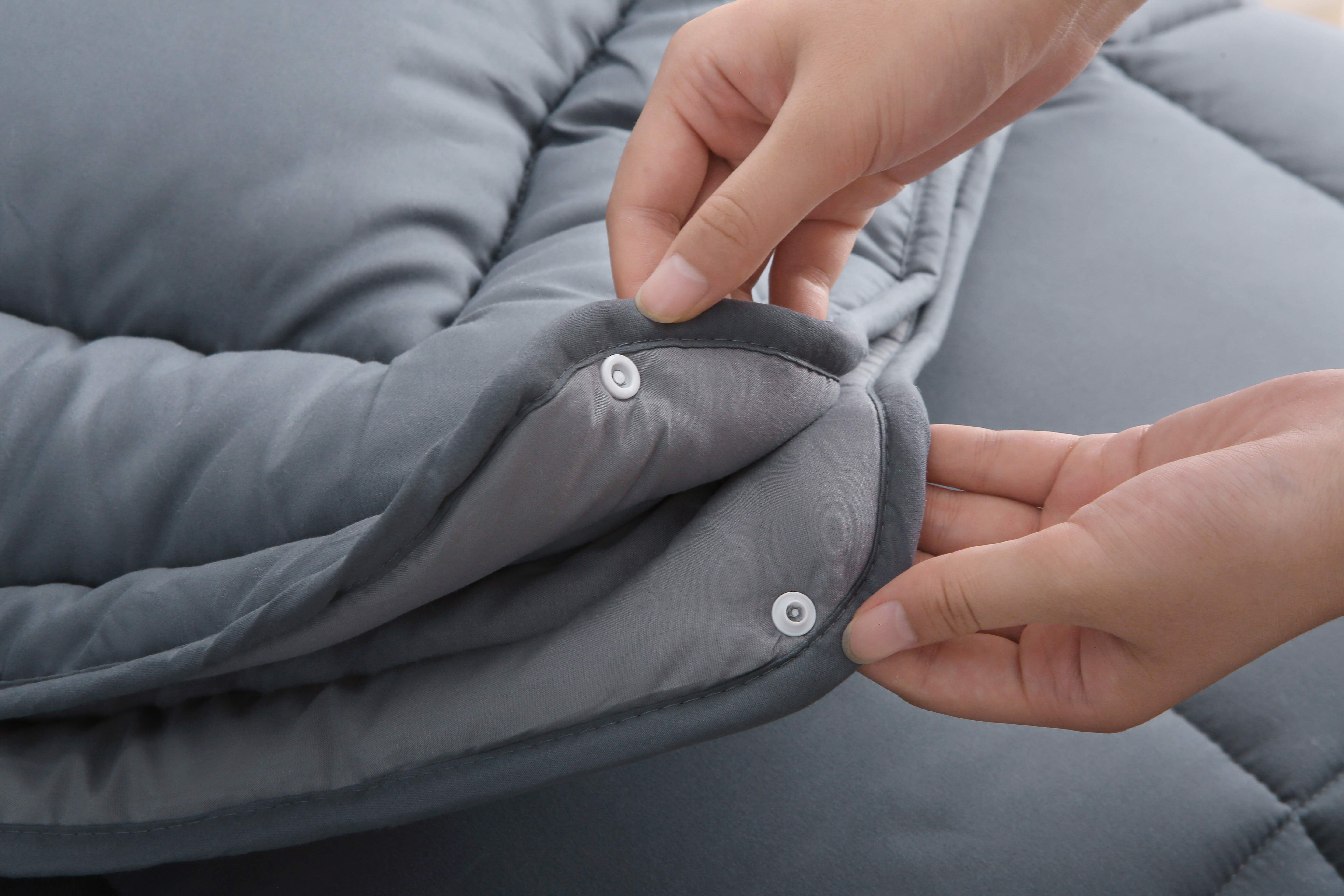 Detailweergave van de drukknopen aan het 4-seizoenen dekbed in antraciet