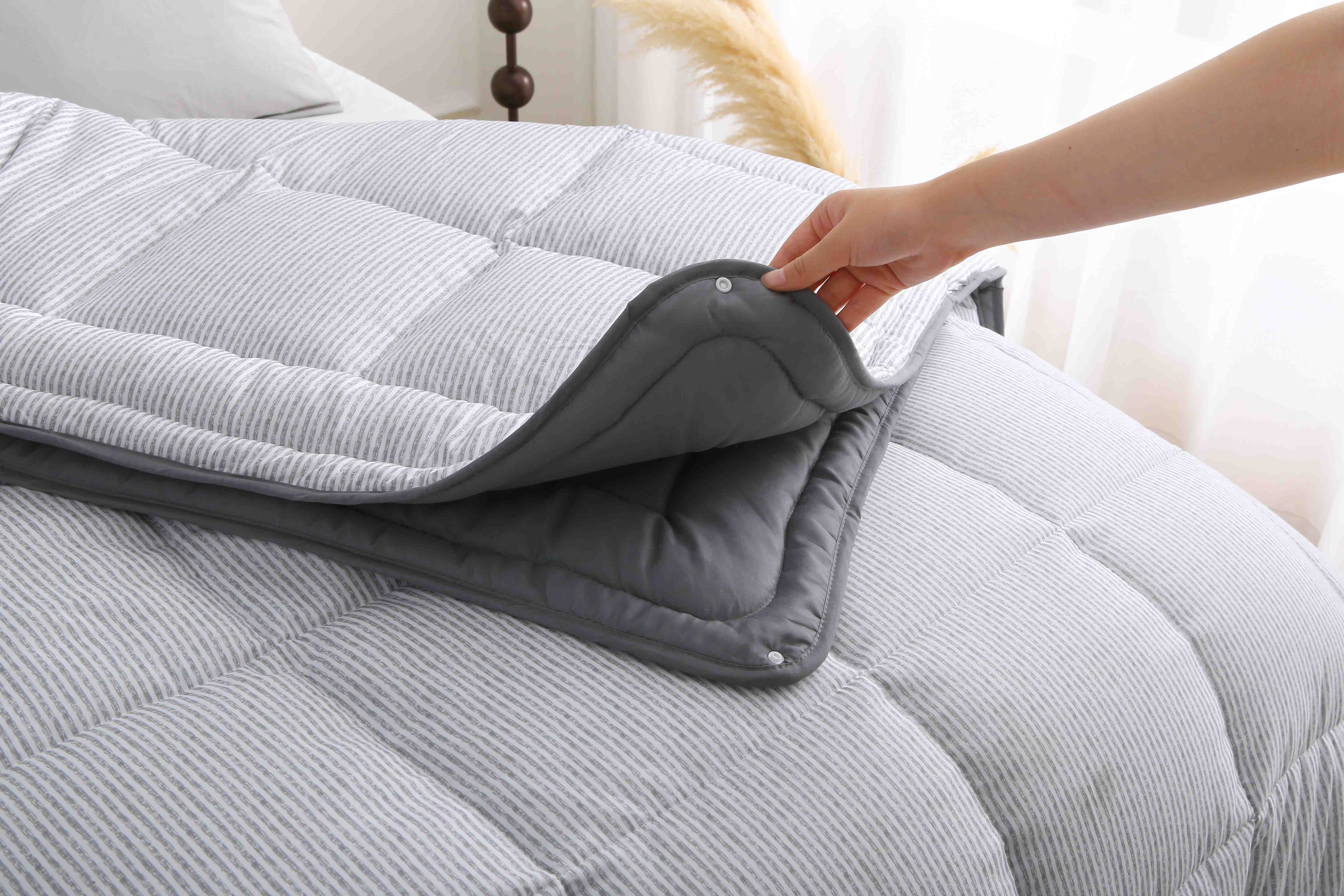 Hand maakt het lichte zomerdeel los van het all-season dekbed met vaste hoes