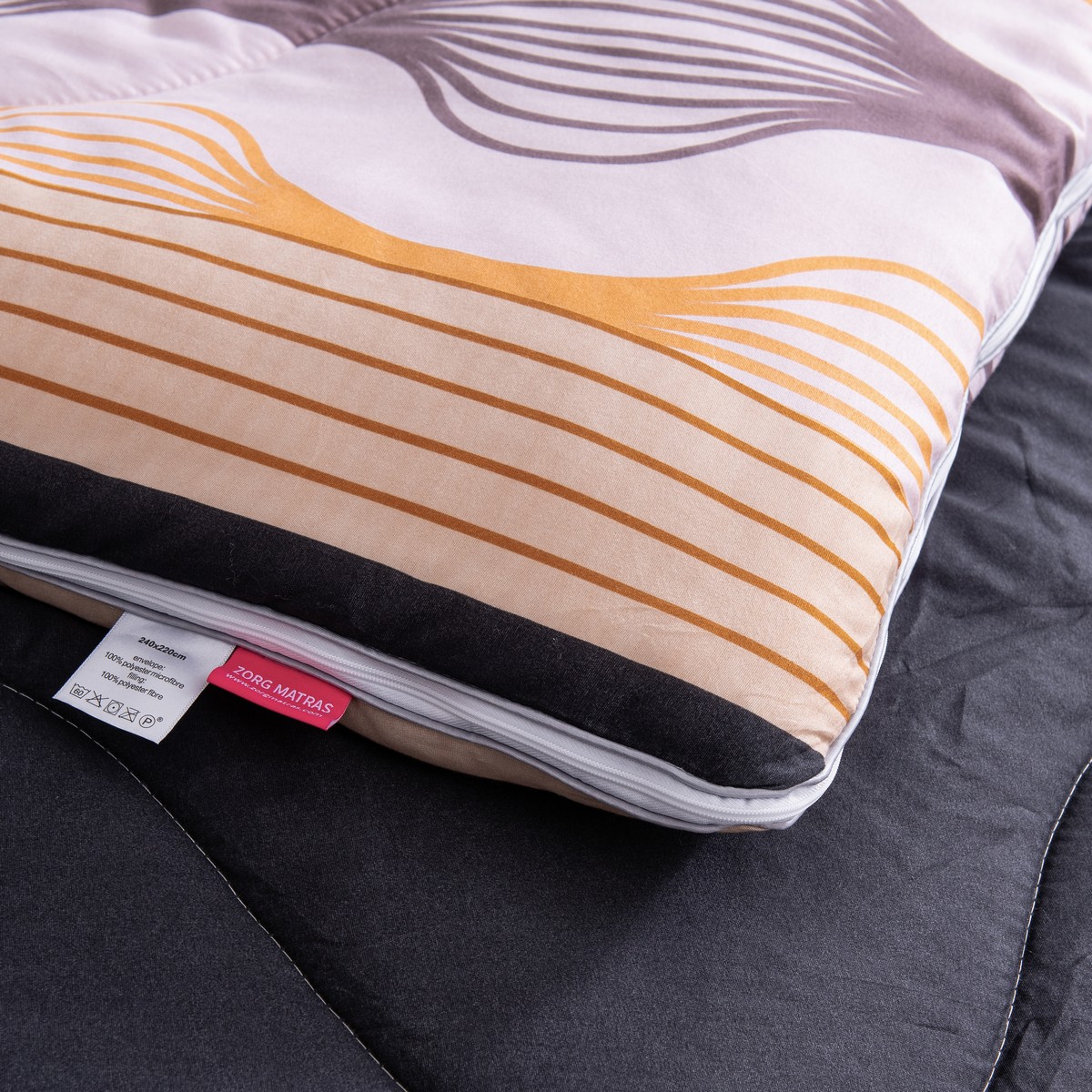 Opgevouwen 2-delig 4-seizoenen dekbed Emma met vaste overtrek en zichtbaar merklabel