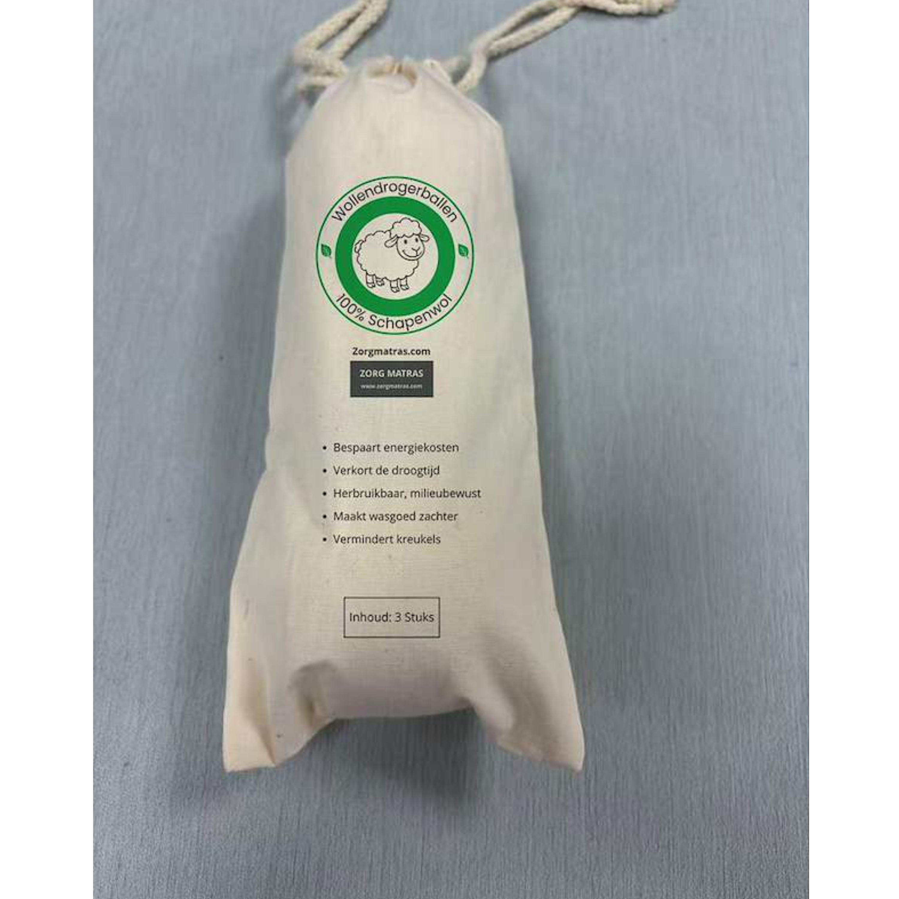Voorkant van de katoenen opbergzak voor 100% wollen drogerballen met logo, voordelen en inhoud van 3 stuks.