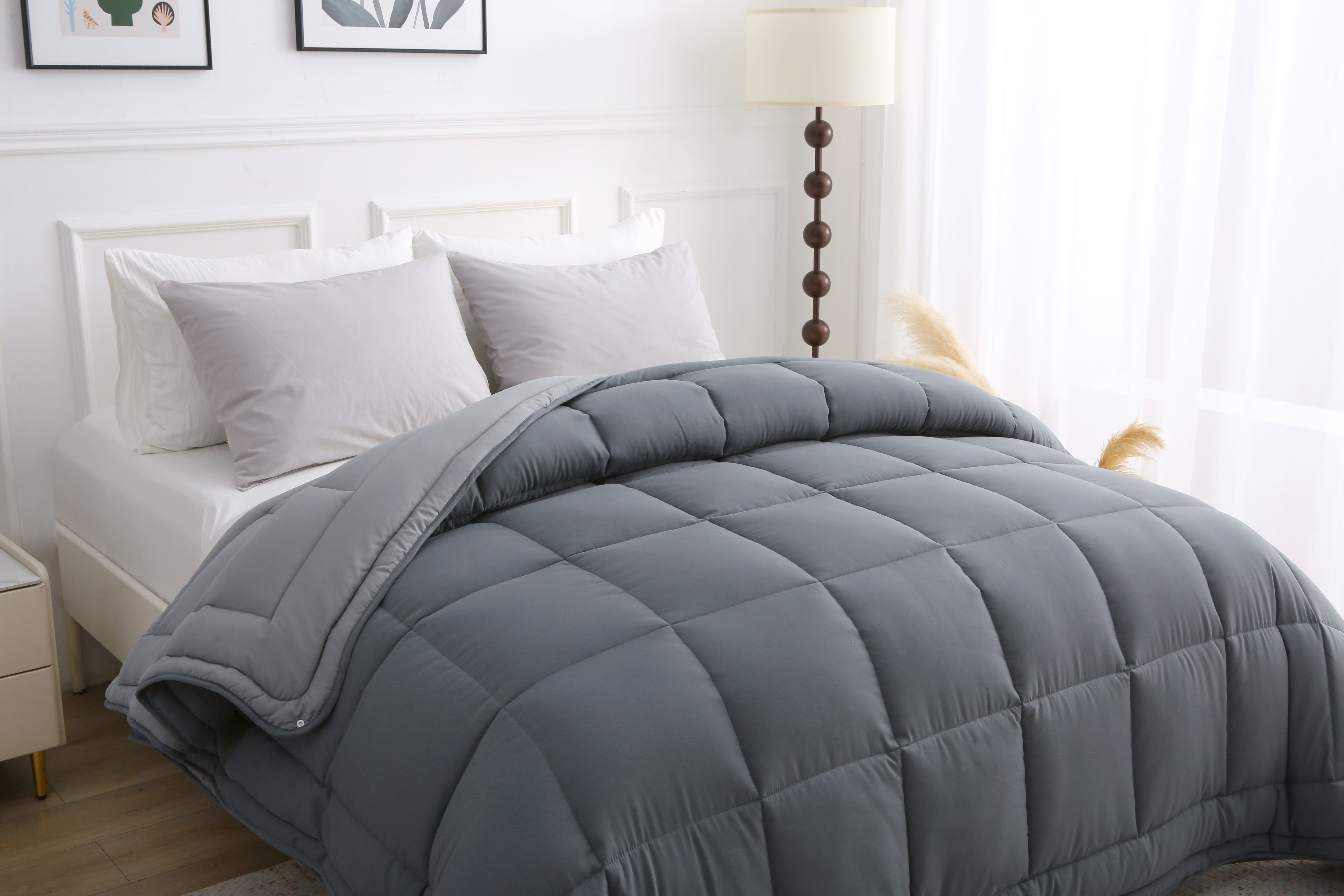 Warme antracietkleurige dekbed zonder overtrek op een opgemaakt bed