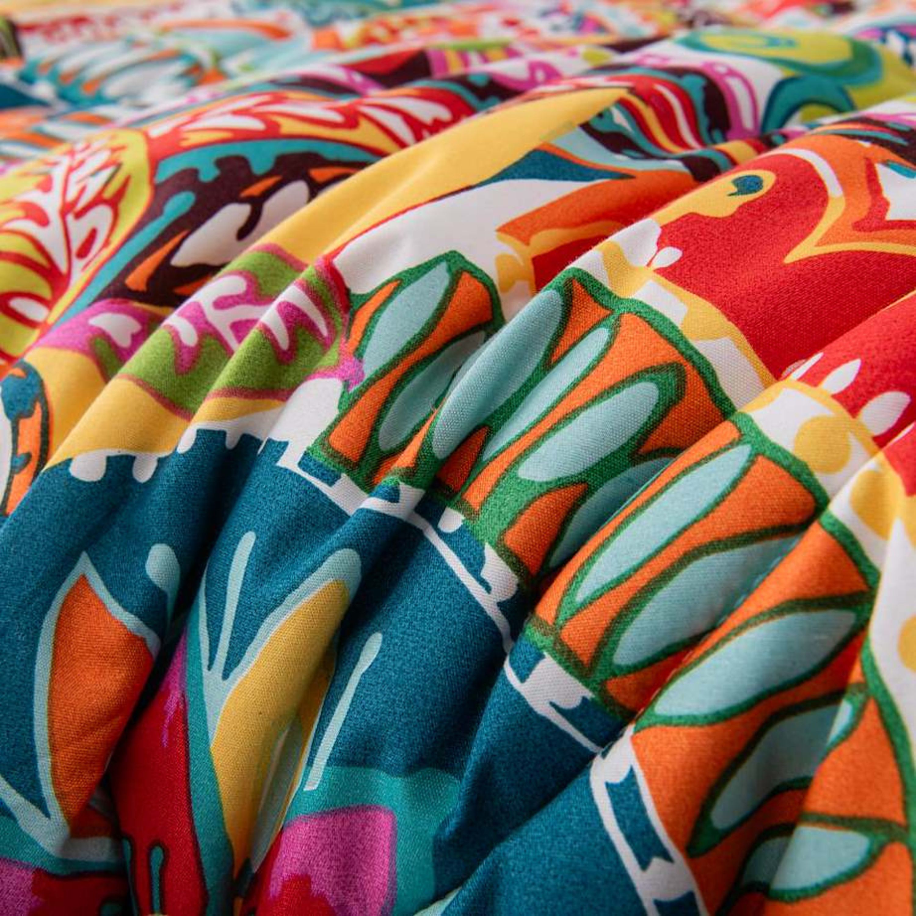 Close-up van het Happy zomerdekbed zonder hoes met kleurrijke polyester stof.