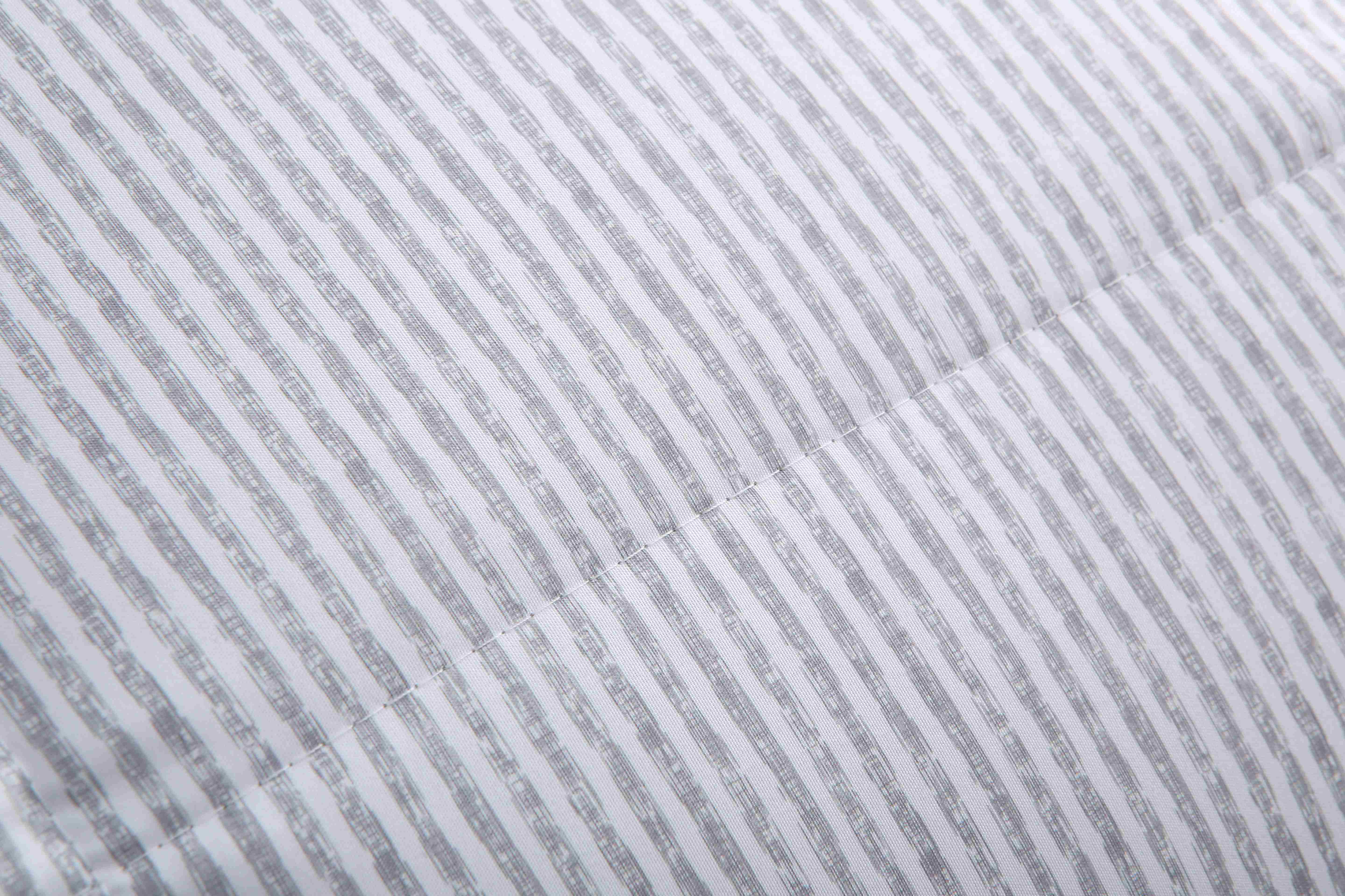 Detailweergave van de grijs gestreepte microvezel tijk van het dekbed zonder overtrek