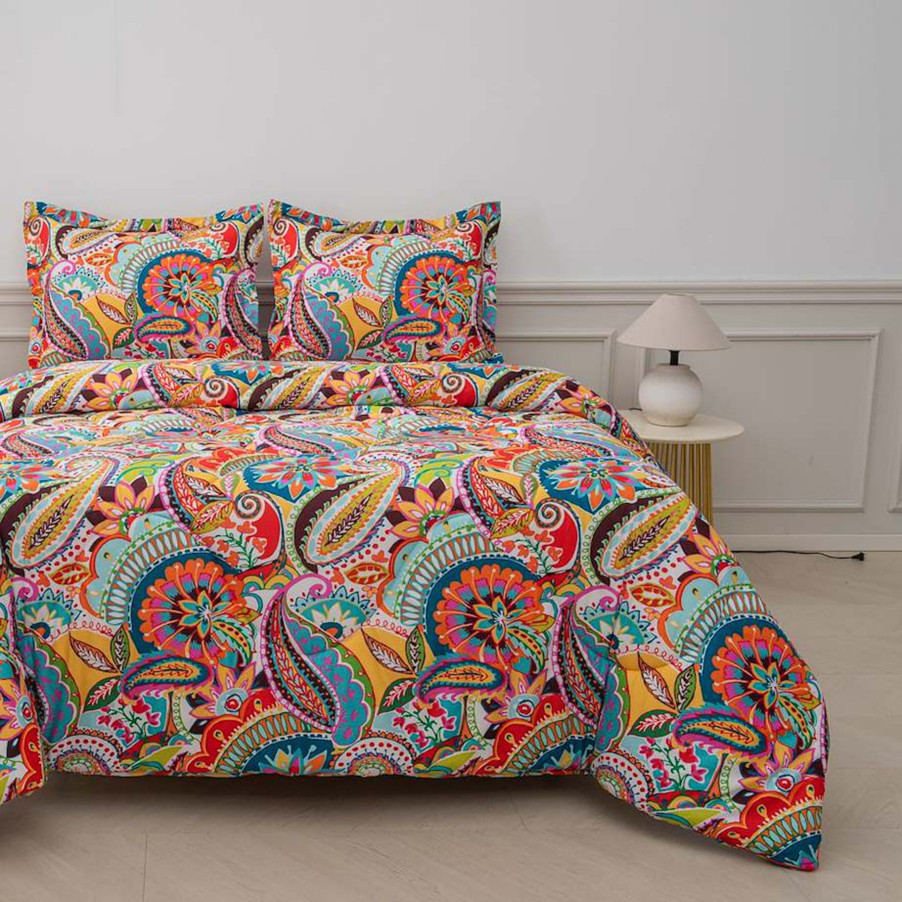 Happy zomerdekbed zonder hoes met kleurrijke print, volledig opgemaakt op een bed vanuit een schuin vooraanzicht.