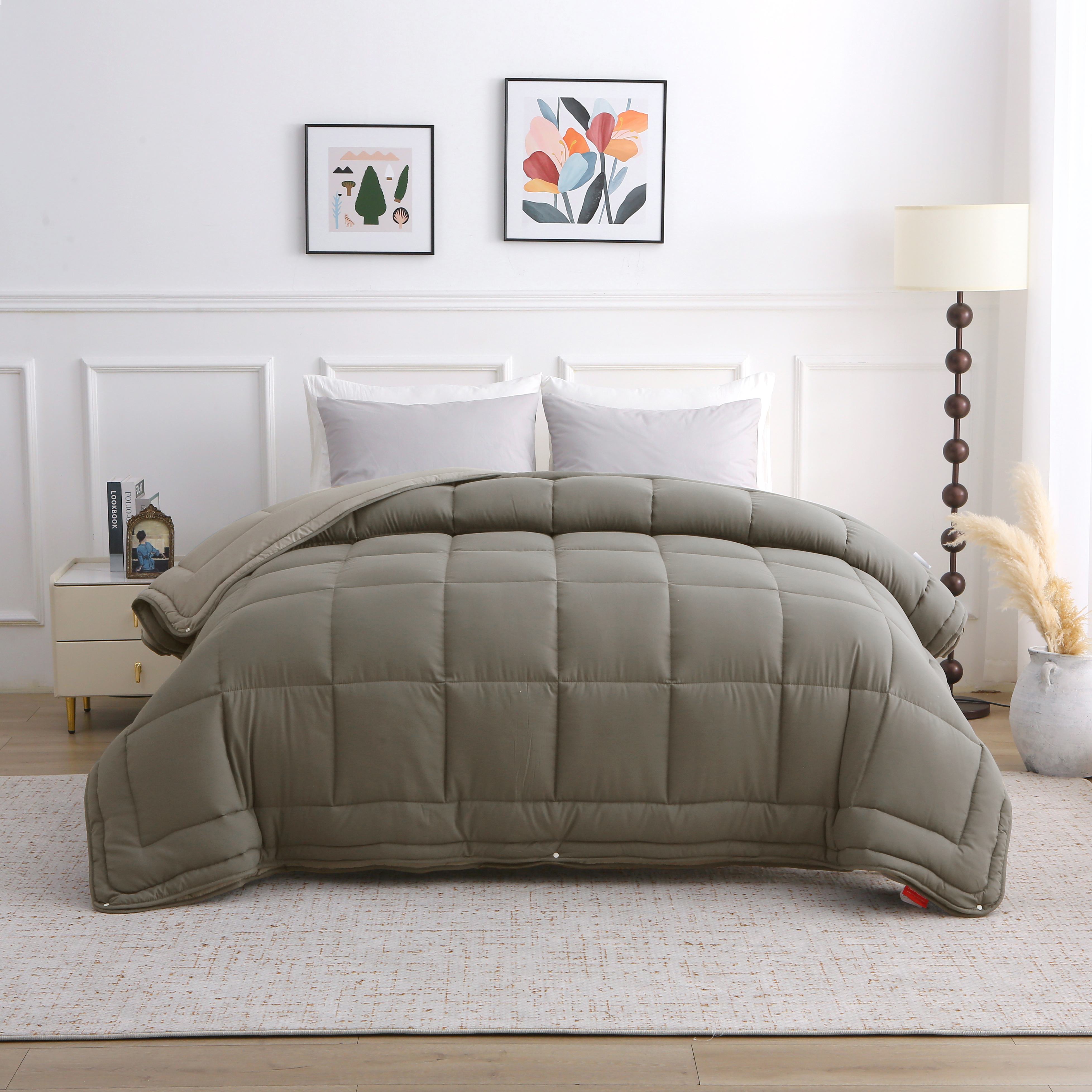 4-seizoenen dekbed zonder overtrek in taupe, Dekbed opgemaakt op bed, vooraanzicht. Comfortabel, hygiënisch en wasbaar op 60 graden.