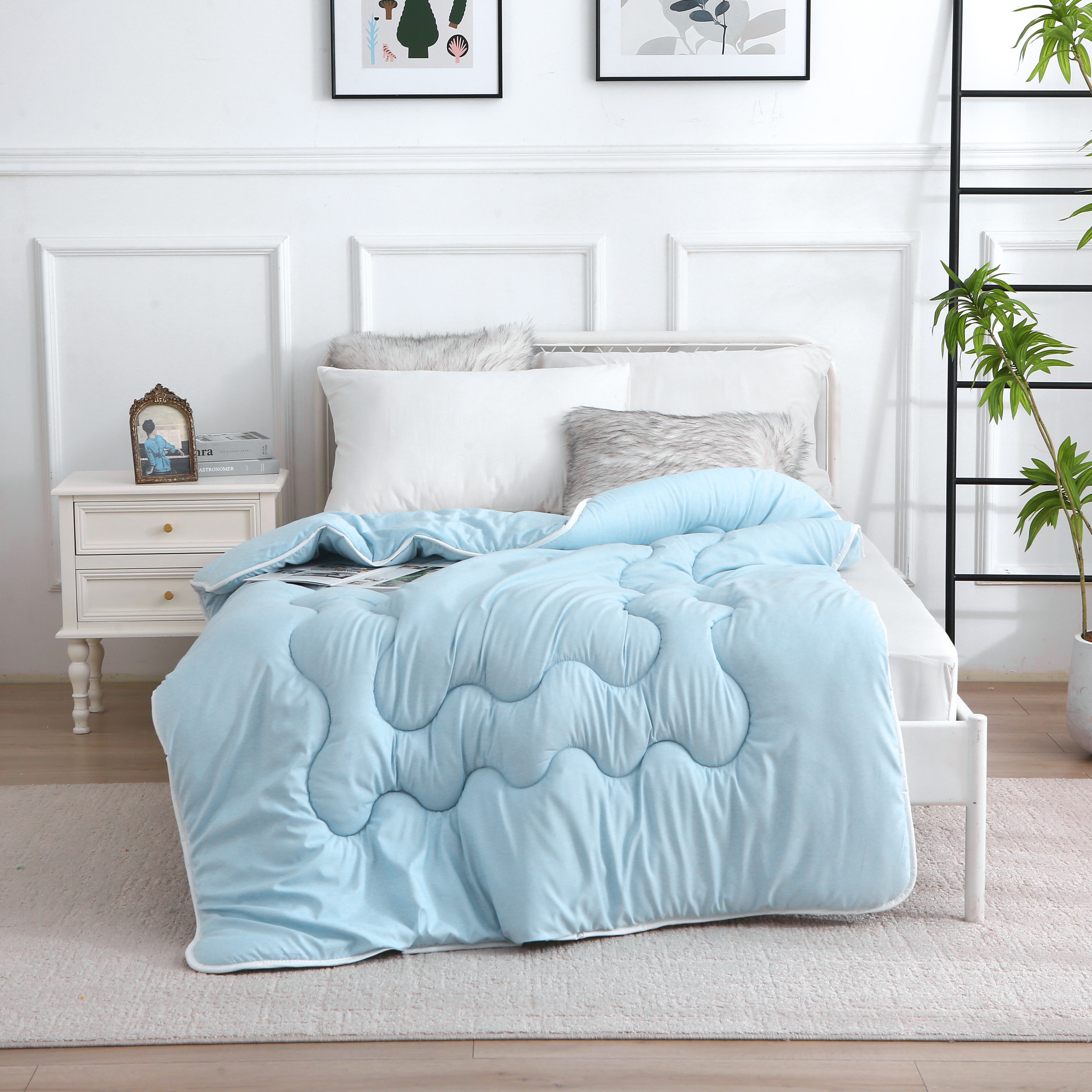 Blauw zomerdekbed met verkoelend effect en vaste hoes, ideaal tegen nachtzweten, leverbaar in meerdere maten